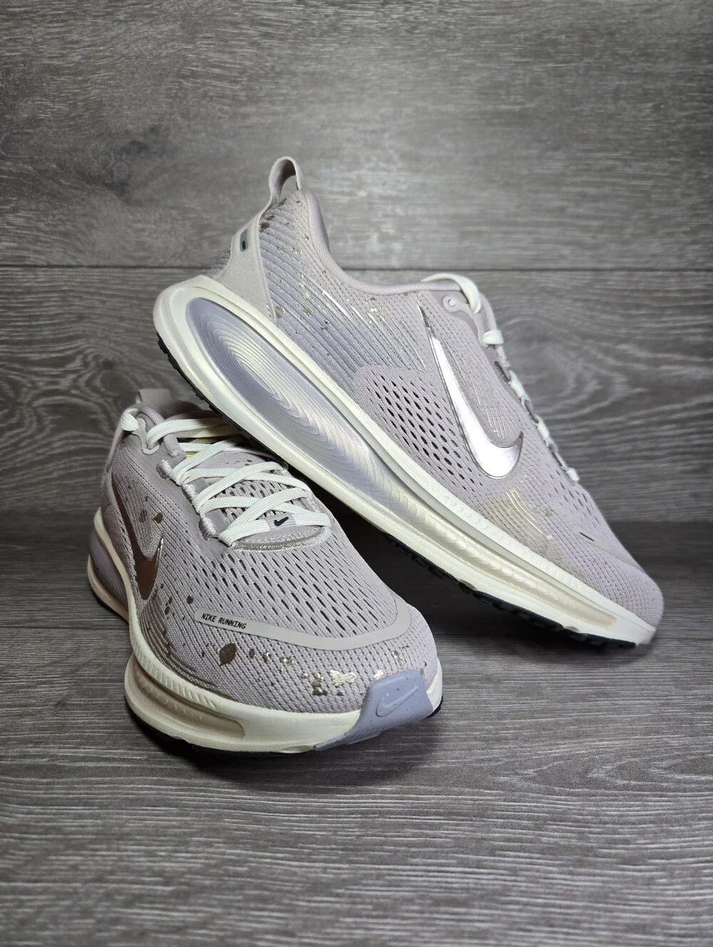 Nike Vomero 18 SE Running Shoes Size 5.5 Youth / 7 Women Cream / Gold Grain NEW